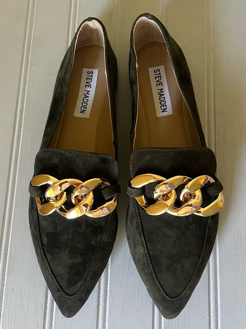 Steve Madden Famed Loafers 7.5 Olive Green Suede Gold Chain Pointed Toe Flats